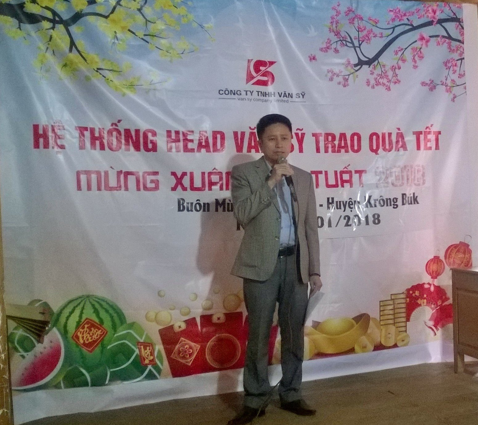 Thăm, tặng quà buôn kết nghĩa nhân dịp Tết Nguyên đán Mẫu tuất năm 2018